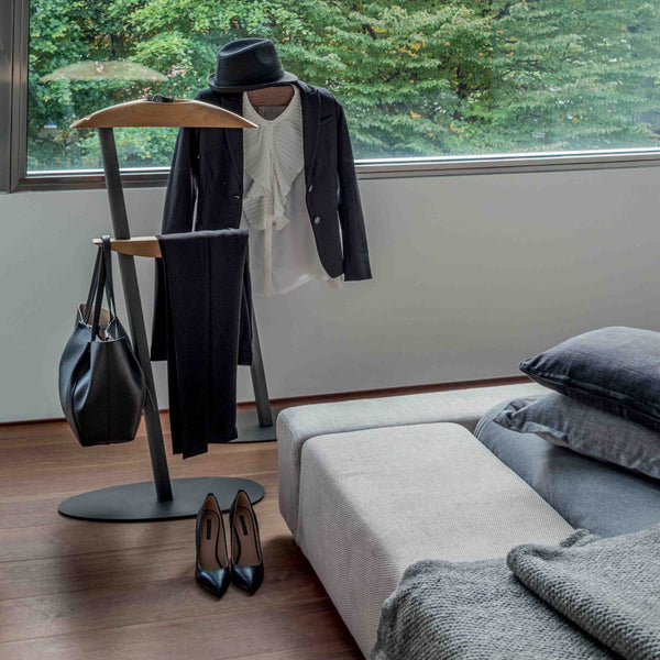 Charlie drēbju statīvs – elegants valet stand guļamistabai
