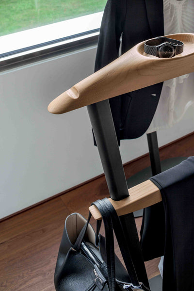 Charlie drēbju statīvs – elegants valet stand guļamistabai