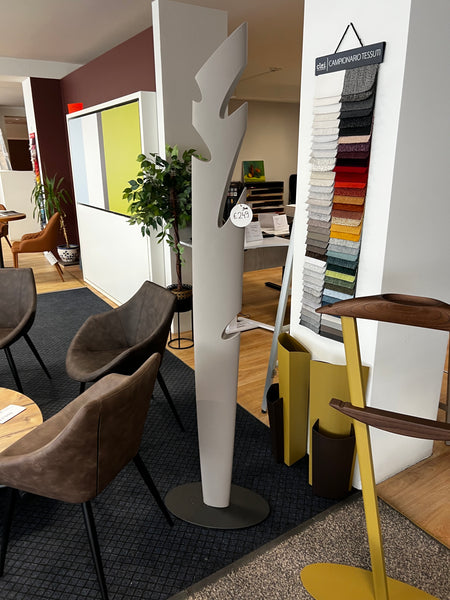 Charlie drēbju statīvs – elegants valet stand guļamistabai